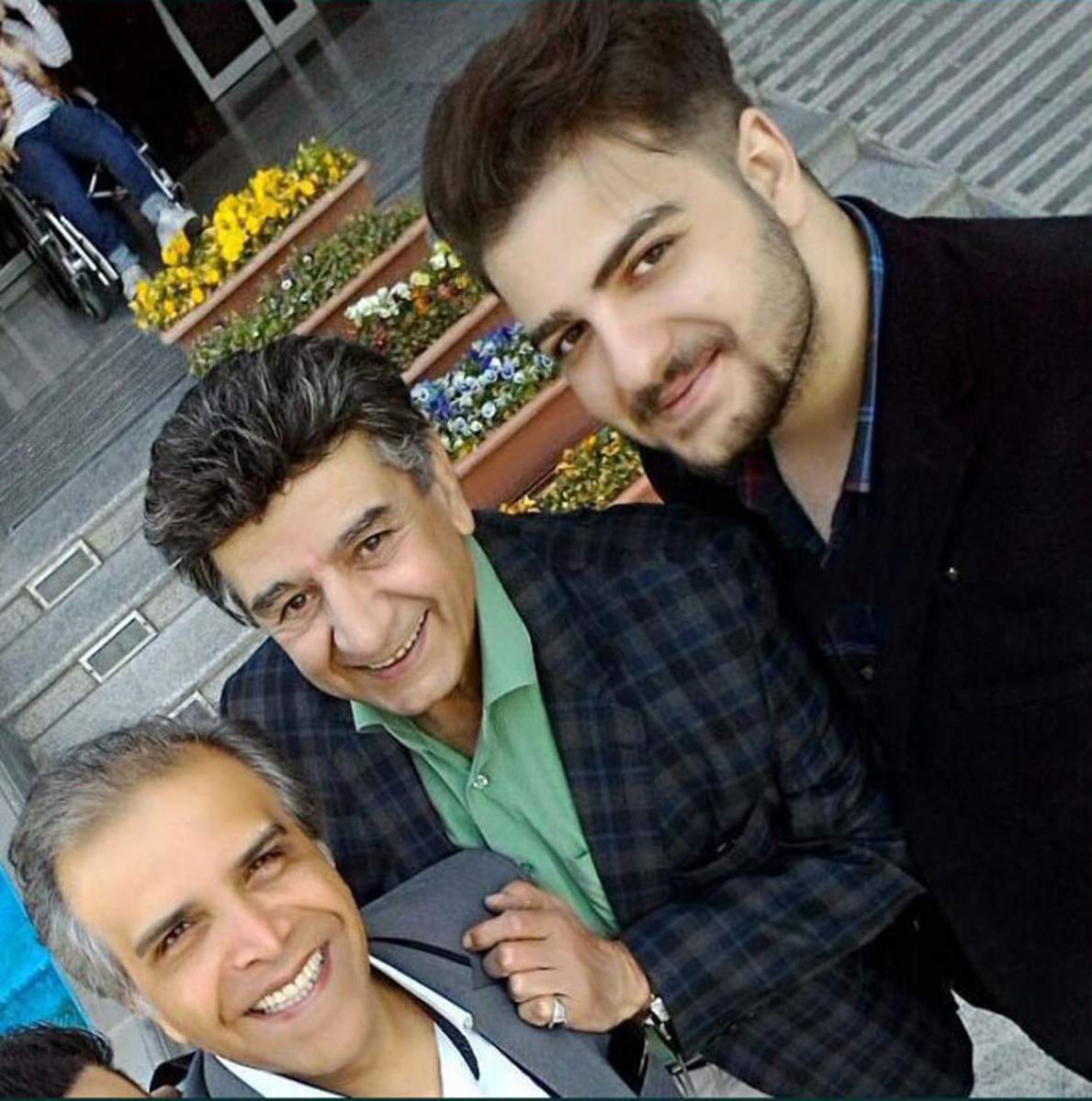 بیوگرافی منوچهر والی زاده