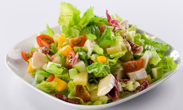 خوردن سالاد همراه غذا مفید یا مضر